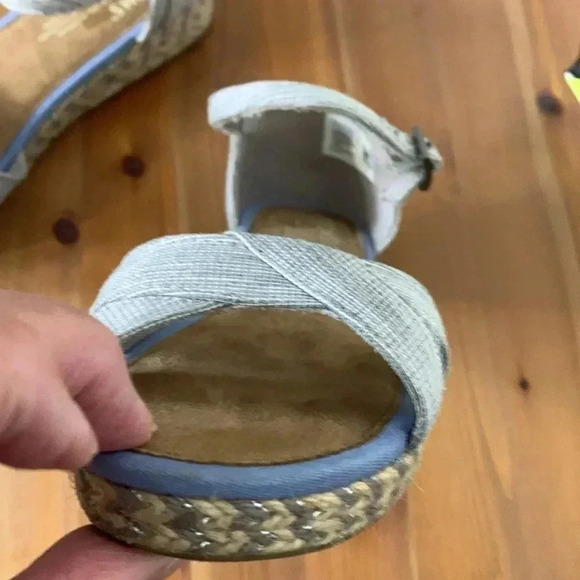 Toms Girls Espadrilles EUC  Size 3 Pale Blue - Picture 6 of 6